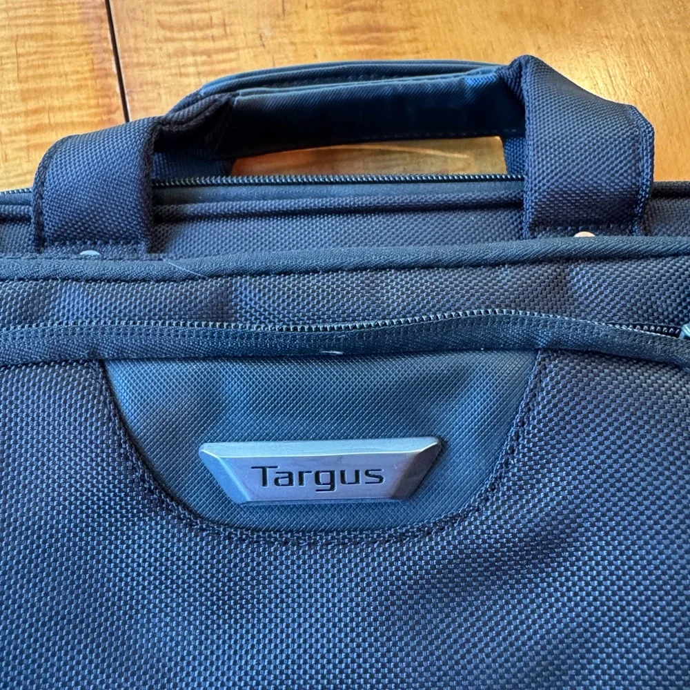 Targus Black Men's Laptop Messenger Bag with Shoulder Strap